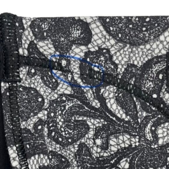 Lululemon Outrun 17" Crop Womens Size 4 Activewear Mini Cinder Lace White Black - Picture 13 of 13